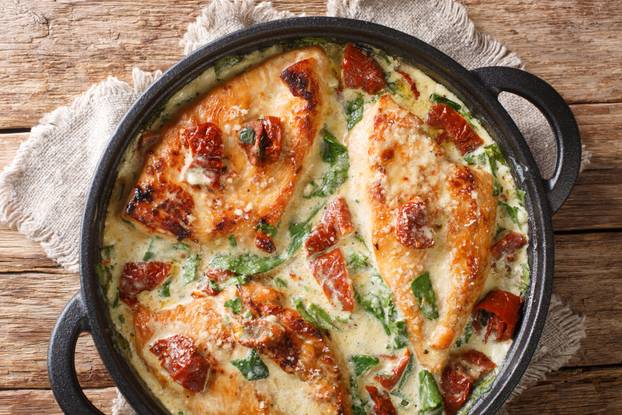 Gourmet chicken with sun-dried tomatoes and spinach in cheese sa