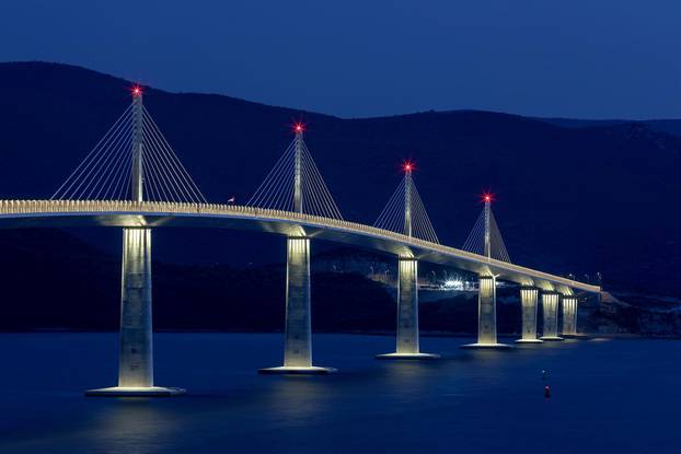 Pelješki most večer uoči službenog otvaranja 