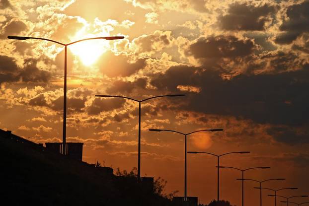 Jutro obojalo nebo jarkim bojama