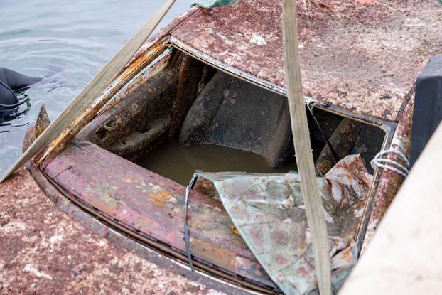 Zadar: Izvlačenje auta koji je 18 godina bio u moru