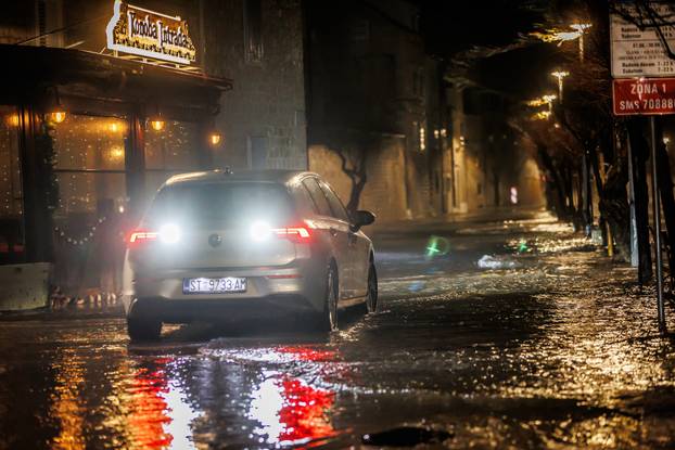 Kaštela: Olujno jugo i plima opet potopili Donja Kaštela