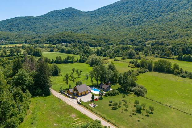 FOTO Kuću za odmor Mali Medo kod rodnog sela Nikole Tesle u Lici okružuje pravi prirodni raj