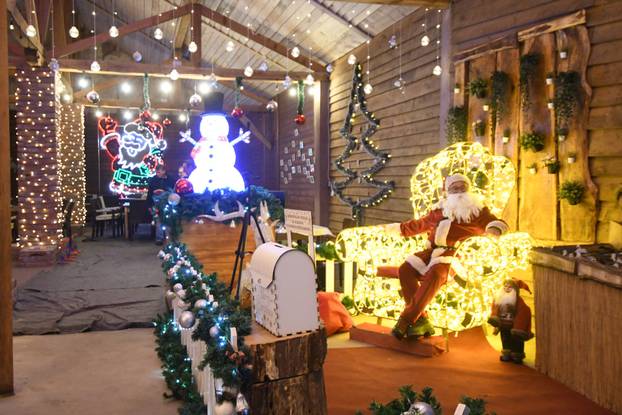 Grabovnica: Započela božićna čarolija svjetla obitelji Salaj