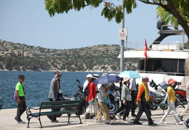 FOTO I stijene se tope na vrućini u Šibeniku, a turisti u jaknama