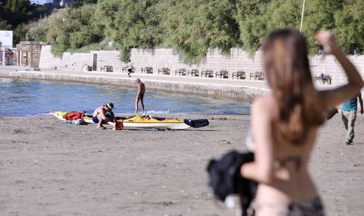 FOTO Kupaće gaće, ručnik preko leđa i pravac na Bačvice: Sunčan dan izmamio kupače na more...