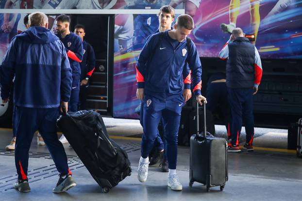 Zagreb: Odlazak hrvatske nogometne reprezentacije u Prag 