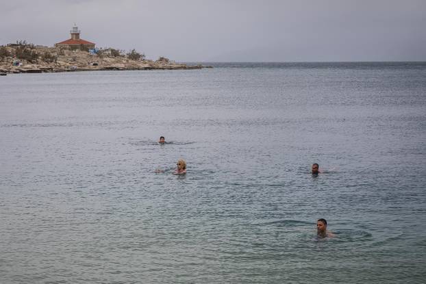 Makarska: Robert Tarčuki svaki dan se kupa unatoč zimi