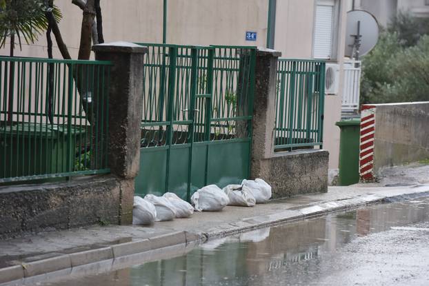 Jako nevrijeme i  kiša pogodili područje Vodica