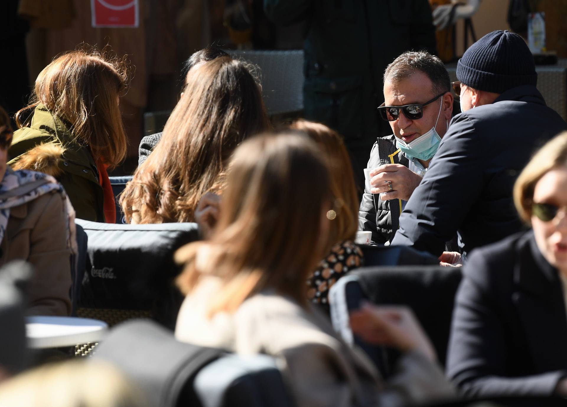 FOTO Beroš pio kavu na terasi kafića s maskom pa je svako malo skidao da otpije gutljaj