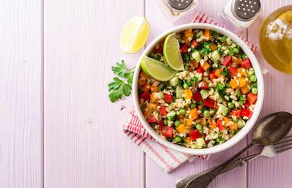 Ukusna, zdrava i brza salata s bulgurom, rajčicom i peršinom