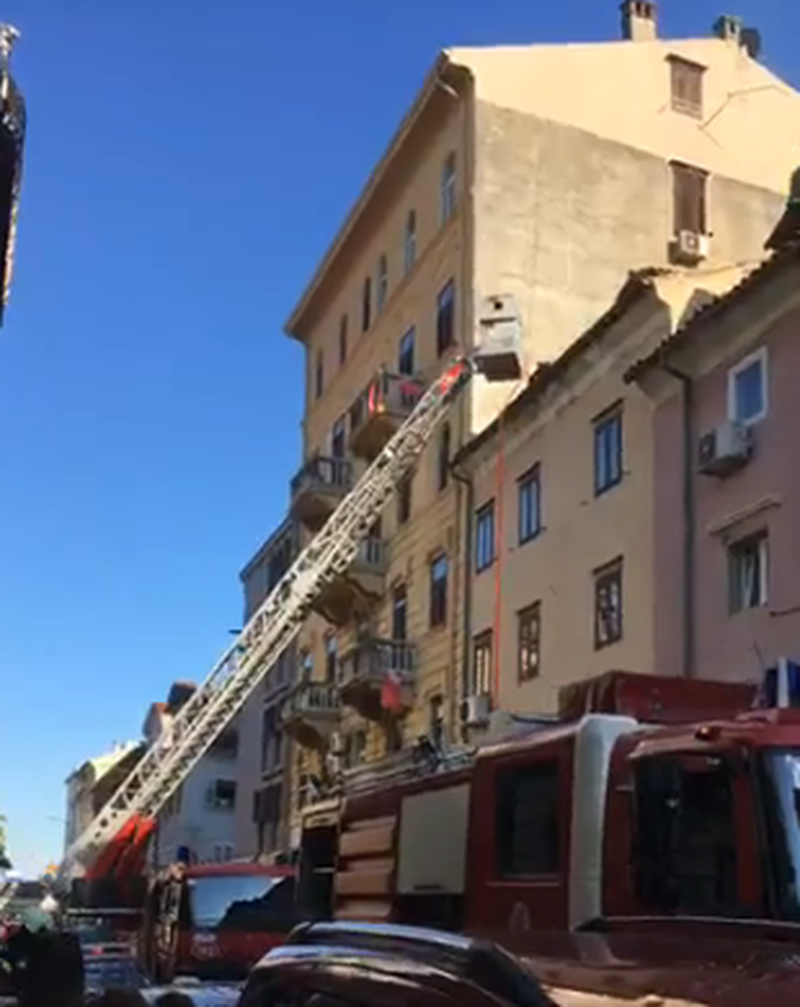 Požar u Rijeci: Zapalio se stan