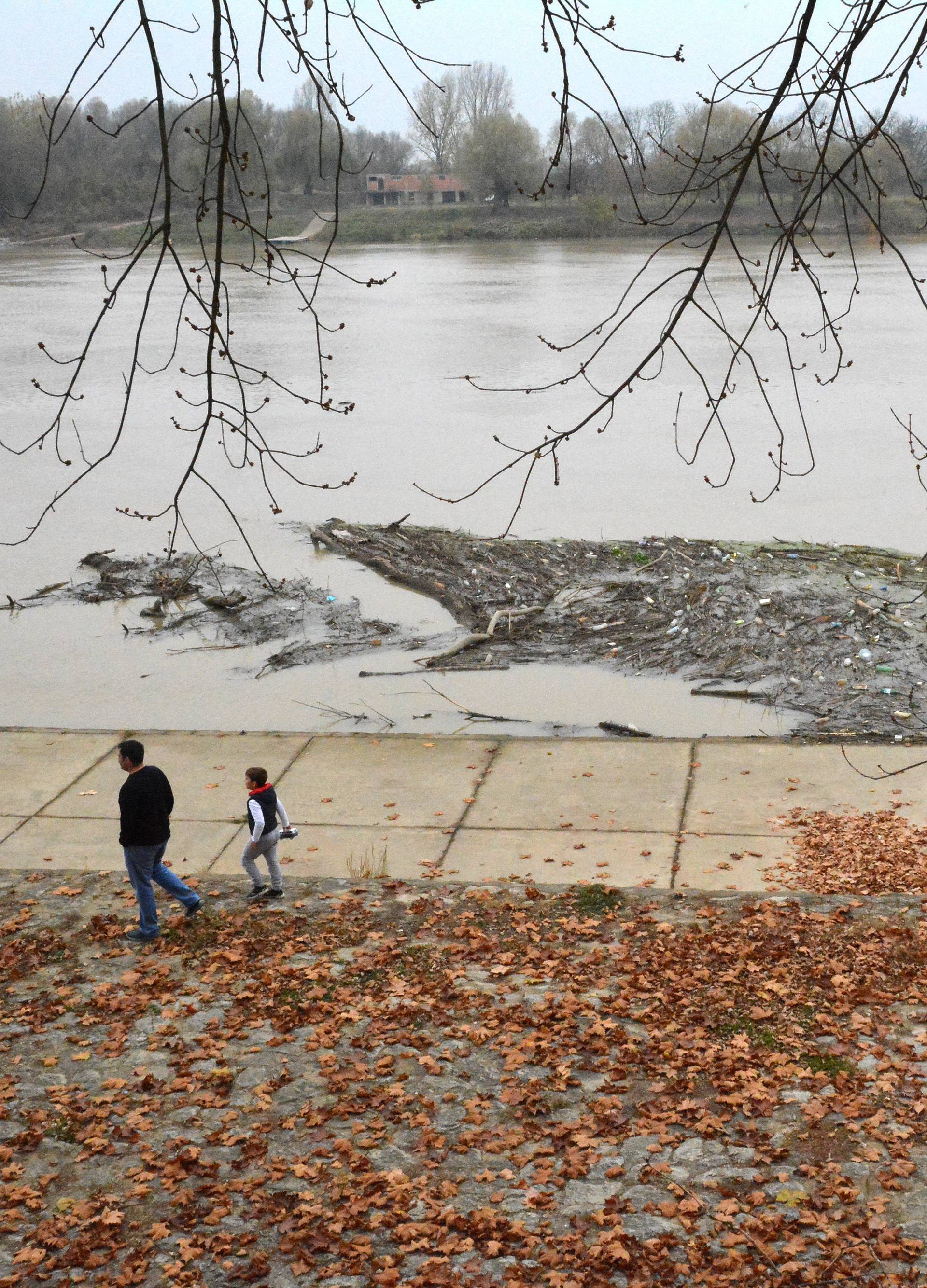 Slavonski Brod: Velika koliÄina smeÄa koje donosi Sava gomila se uz Å¡etnicu