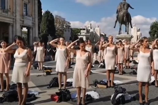 VIDEO Stjuardese u Rimu izvele protestni performans: Skinule svoje uniforme i stajale u tišini