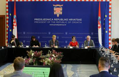 Grabar Kitarović: Mladi trebaju razvijati kritičko mišljenje