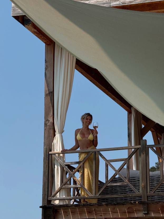 FOTO Nije mogla naći dovoljno dobar bikini za svoje savršeno tijelo pa ih sada dizajnira sama