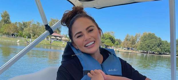 Nabila šiltericu na glavu, ali nije prevarila paparazze: Sve joj se vidjelo ispod prozirnog topića...