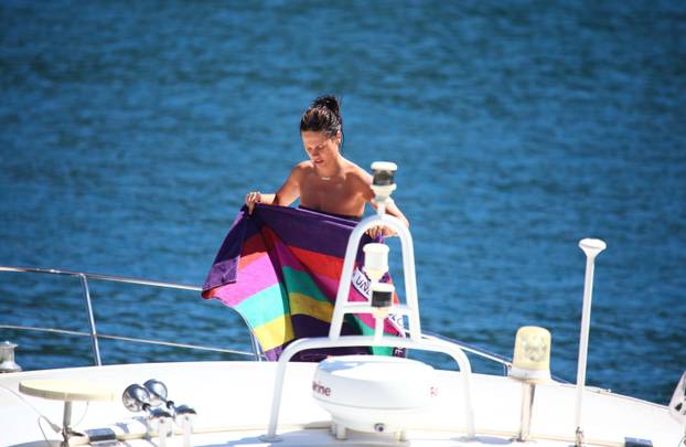Hvar: Viktorija Ra?a sun?ala se u toplesu na jahti