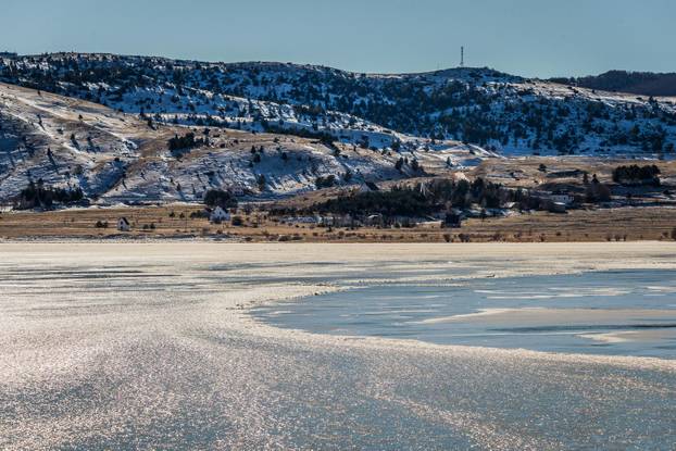 Park prirode Blidinje i zaleđeno jezero tijekom sunčanog zimskog dana