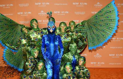 Heidi Klum šokirala kostimom: Došla je kao paun, akrobati su bili perje, a njen suprug jaje...