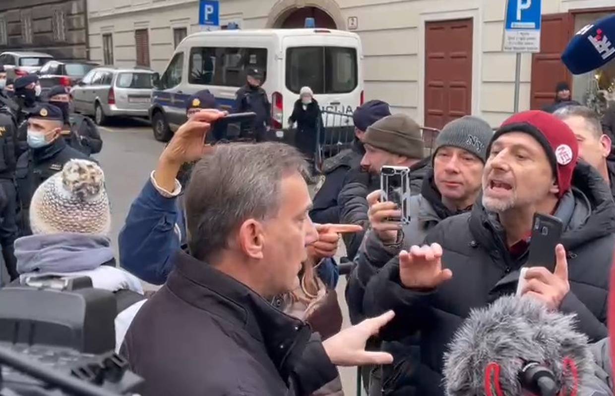 VIDEO Okružili ga: Pogledajte kako se prosvjednici svađaju s doktorom na Markovu trgu