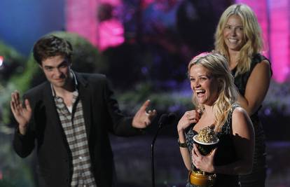 Reese i R. Pattinson psovali, a 'Sumrak' dobio 'sve' nagrade