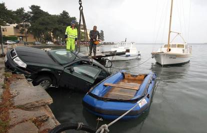 Zadar: Zanijelo je u zavoju pa sletjela autom u more