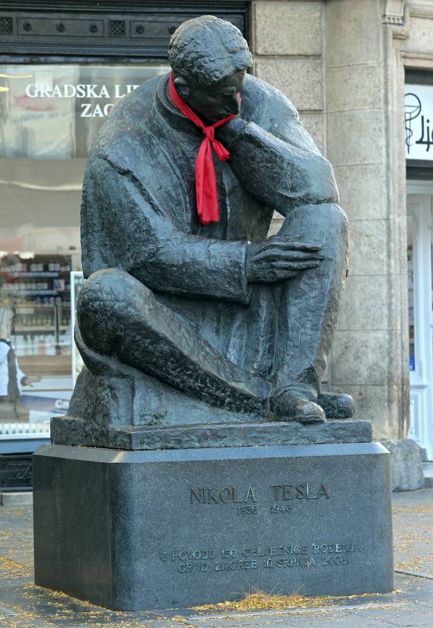 Zagreb: Povodom Dana kravate svoju crvenu kravatu dobio je i spomenik Nikoli Tesli