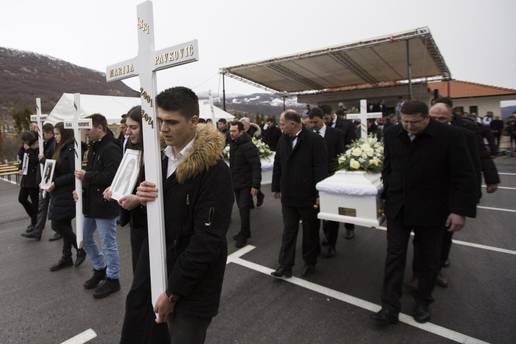 U Hrvatskoj je Dan žalosti zbog osmero mladih koji su umrli u novogodišnjoj noći u Posušju