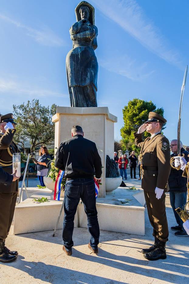 Drvenik Veli: Predsjednik Zoran Milanović položio je vjenac na spomen obilježju “Majka Domovina”