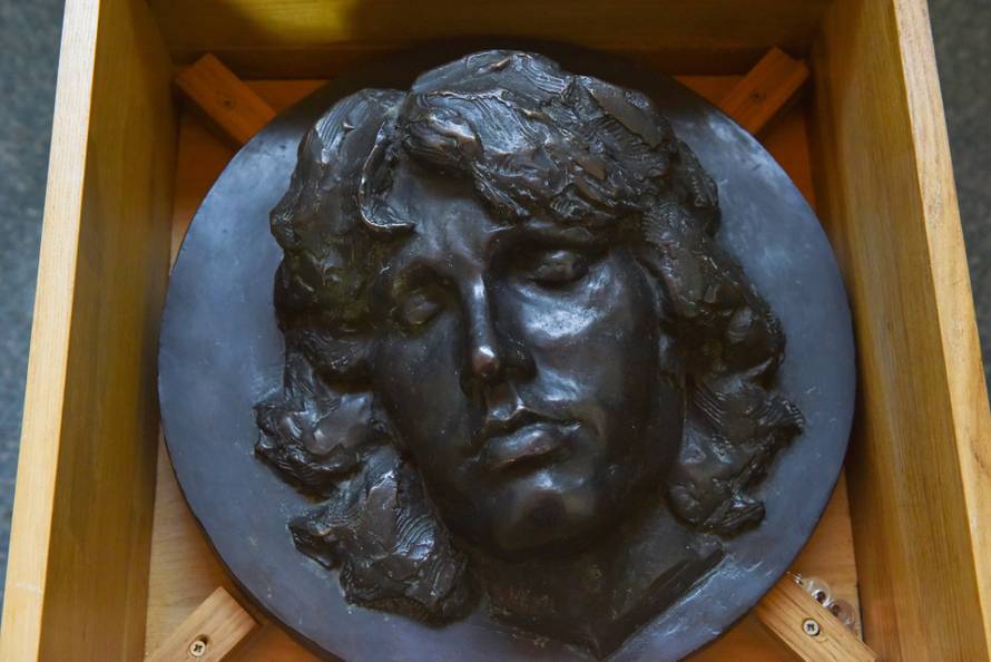 Vukovina: Kipar Mladen Mikulin napravio posmrtnu masku Jim Morrisona