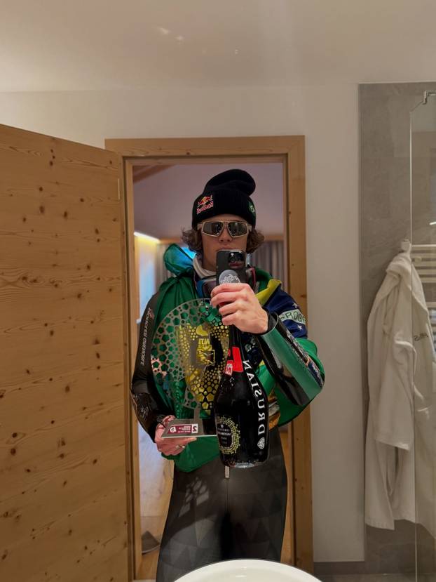 FOTO 'Alpski modni mačak' voli nositi bunde, suknje i lakirati nokte. Sad dominira skijanjem