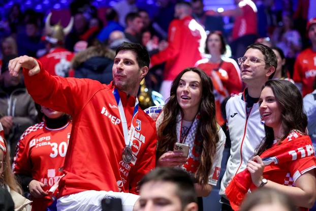 Hrvatski rukometaši slave s obiteljima osvajanje srebra