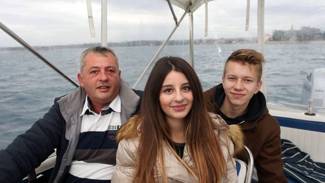 Tata i kći iz Poreča uplovili u oluju i spasili život brodolomcu