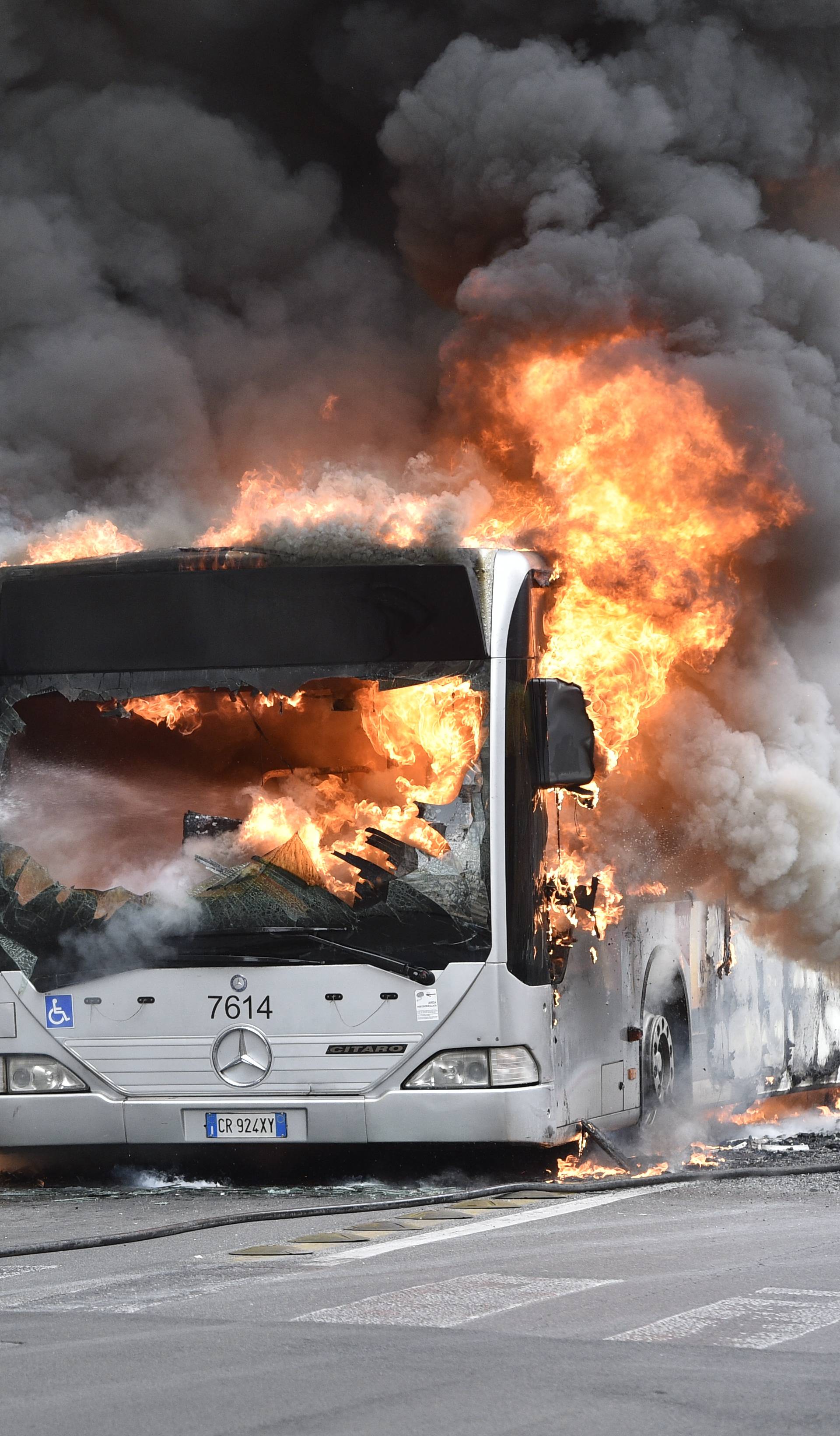 Rome, ATAC bus explodes in Via del Tritone