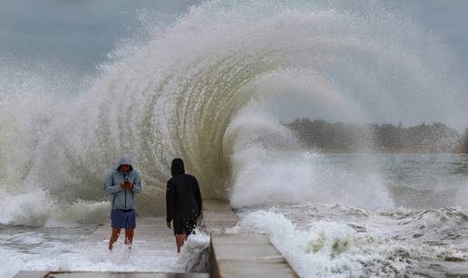 FOTO Umag pod vodom: Snažan vjetar izmamio surfere na more, šetače je 'okupao' ogroman val