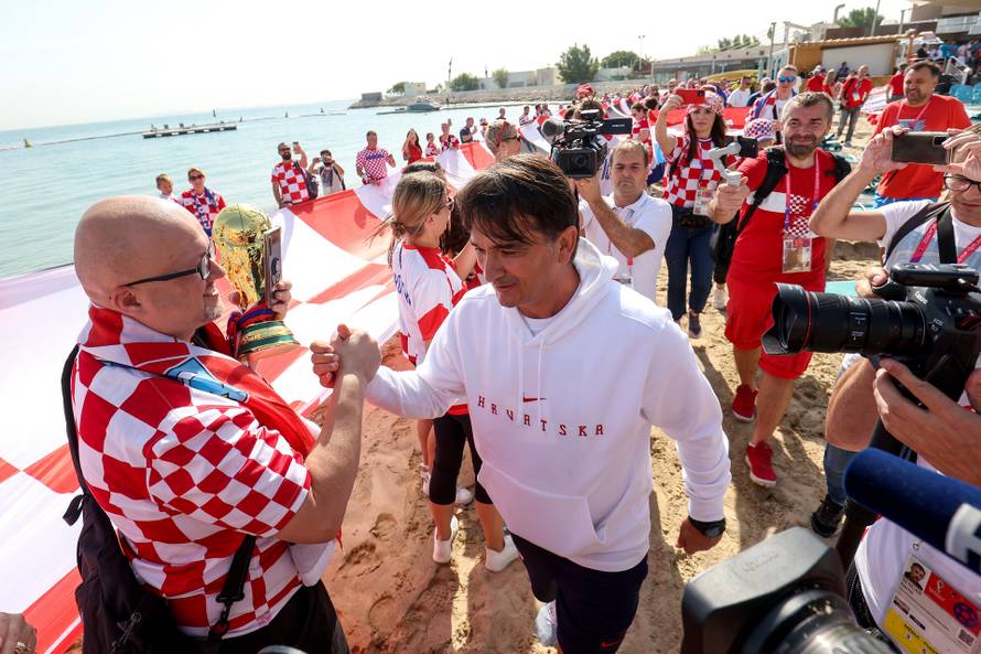 KATAR 2022 Doha: Navijači zastavom dugom 200 metara došli dati podršku hrvatskim reprezentativcima