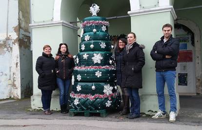 Božić u Pakracu: Napravili su unikatnu jelku od starih guma