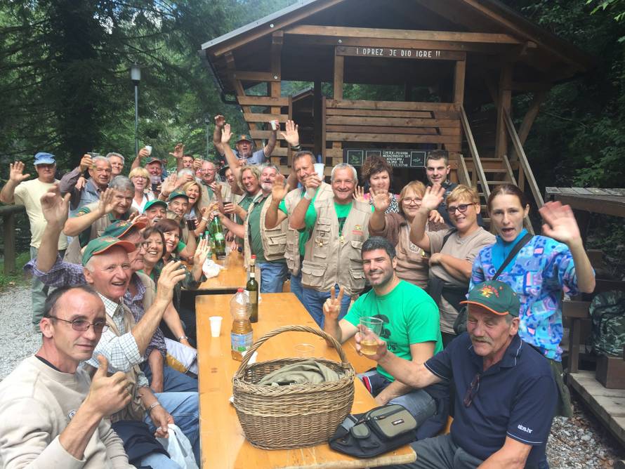 Uživajte u finoj hrani, utrkujte se, pjevajte, plešite i sjajno se zabavite u idiličnom Kamačniku