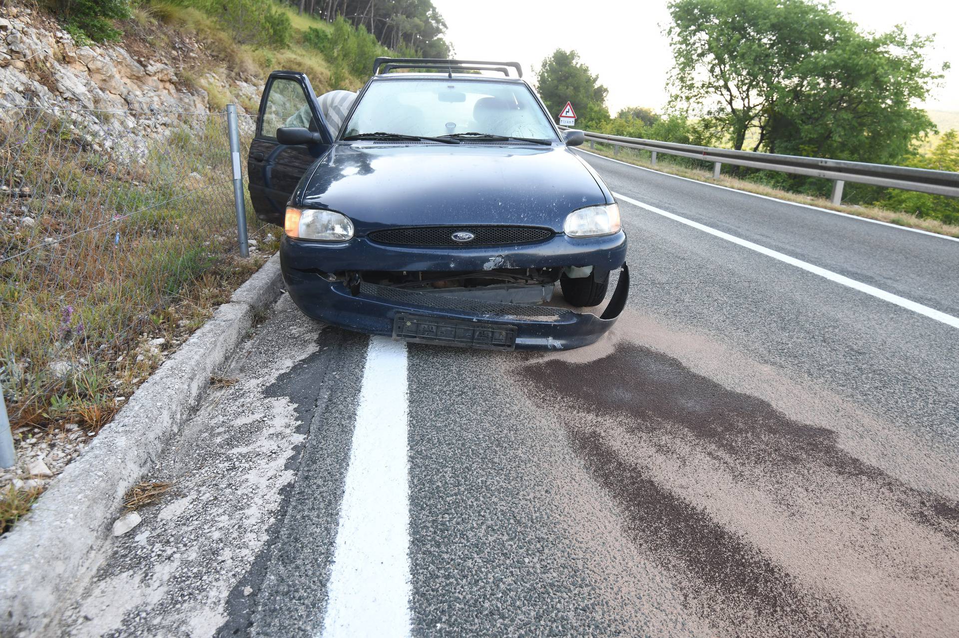 Vrpolje: Auto naletio na kamen koji je uslijed potresa pao na cestu, građani u panici zvali 112