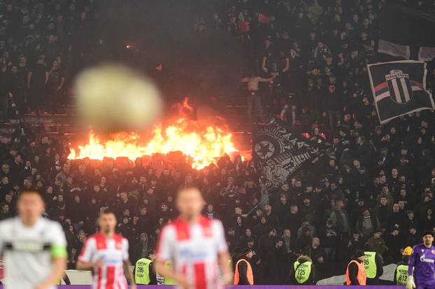 Beograd: Navijači Partizana zapalili dio tribine tijekom susreta Crvene zvezde i Partizana