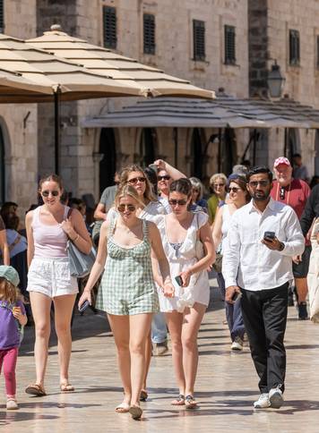 Sun&ccaron;an i topao dan u Dubrovniku