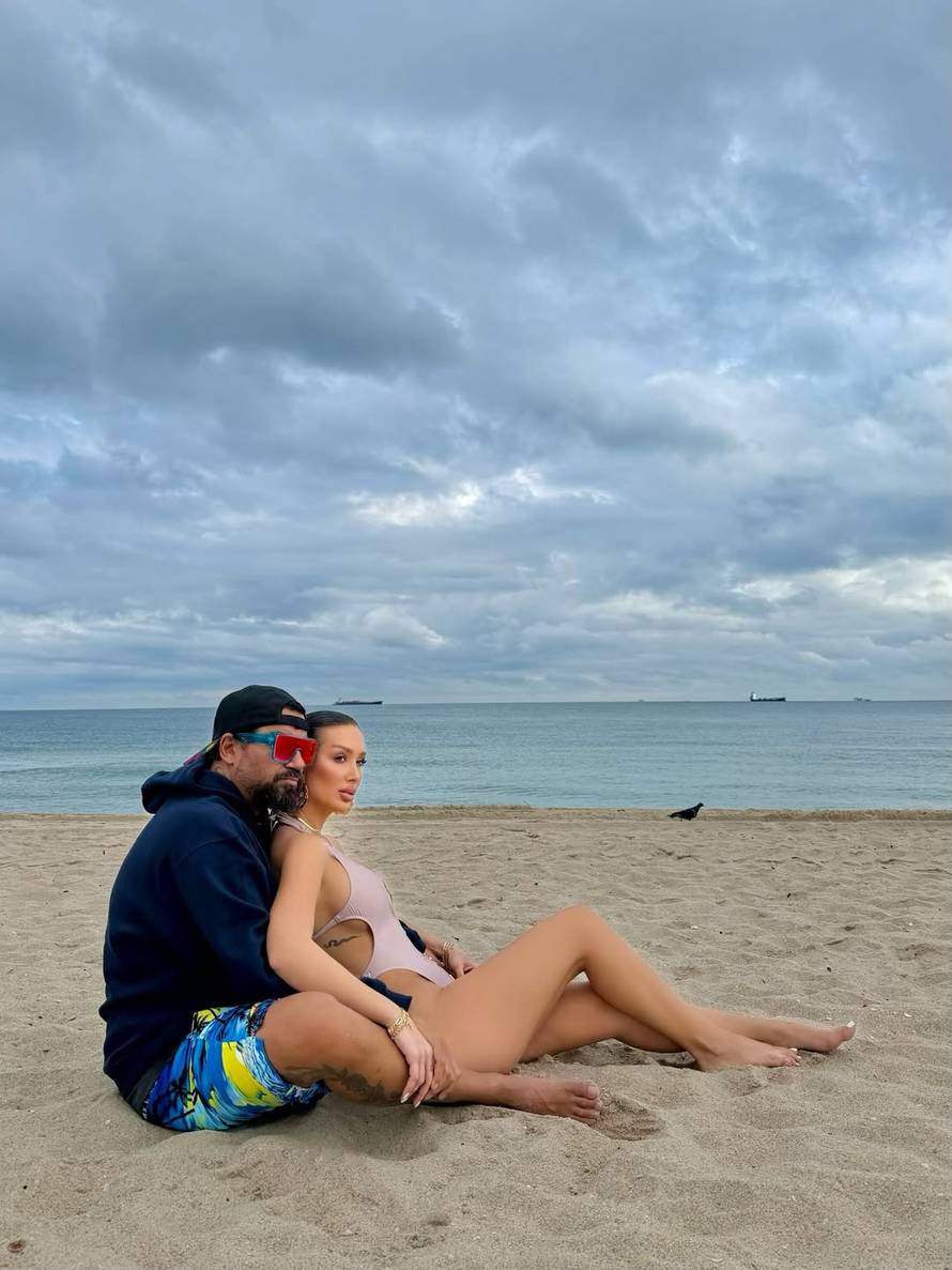 FOTO Ima pjesmu sa Severinom, stavio silikone u prsa, presadio i dlake: Ovako se mijenjao Azis