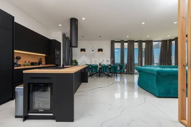 Pogodite koliko košta: Dvojna vila u blizini Novalje ima bazene, roštilj i teniski teren...