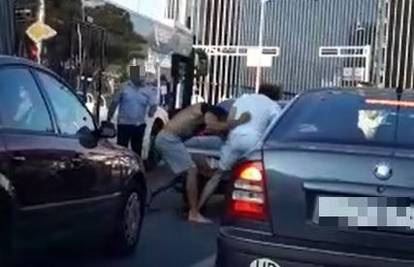Video: Mlatili se na raskrižju u Splitu, razdvojio ih vozač busa