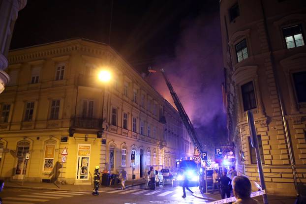 Zagreb: Na krovištu zgrade na Zrinjevcu buknuo požar