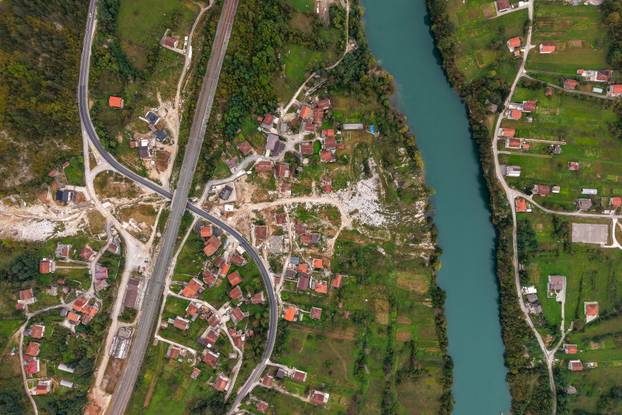 Pogled iz zraka na Donju Jablanicu gdje je prije godinu dana u bujičnim poplavama poginulo 19 osoba