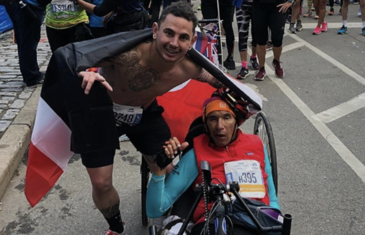 Usred maratona stao i pogurao paraliziranog natjecatelja