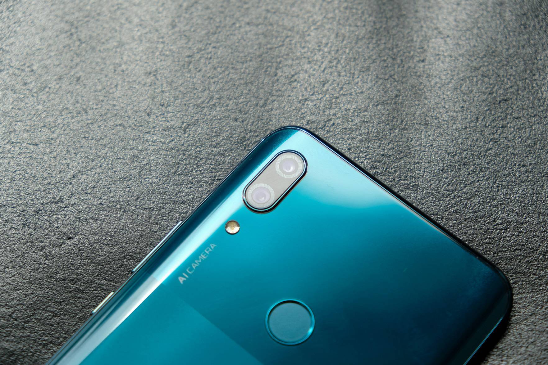 Huawei novom mobitelu  sakrio kameru i  maknuo zub s ekrana