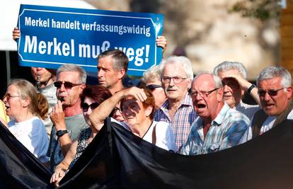 Prosvjednici u Dresdenu vikali su Angeli Merkel: "Gubi se"