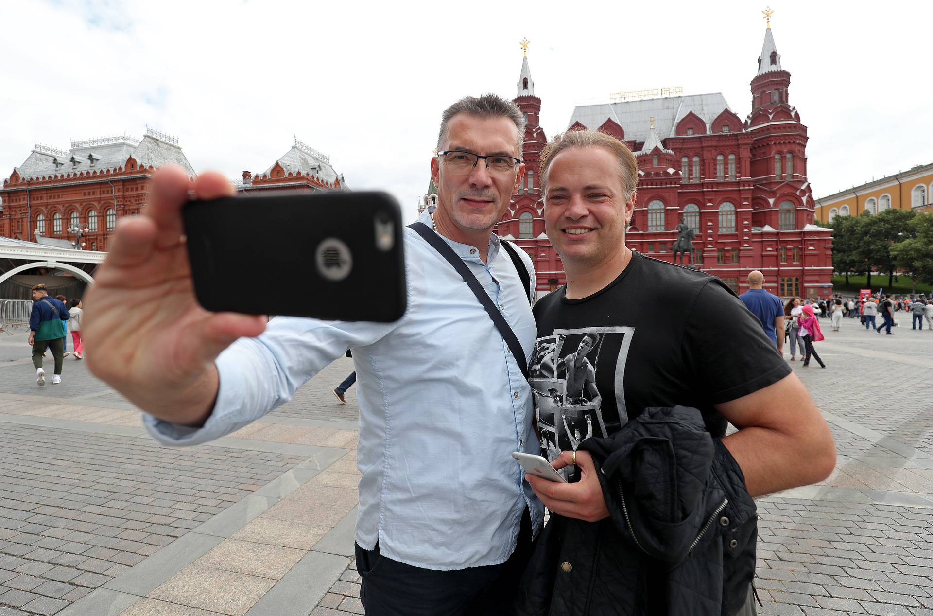 Moskva: Bivši vratar Mark Bosnich s dresom Mandžuki?a na Crvenom trgu